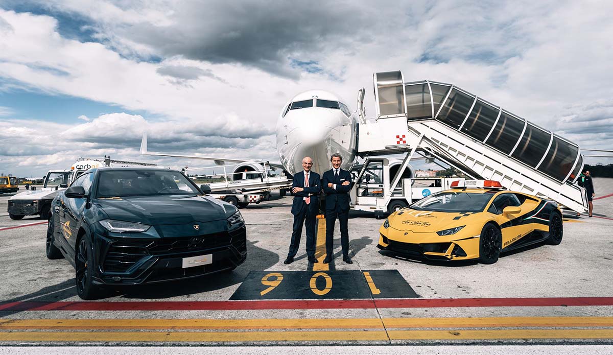 ランボルギーニがボローニャ空港とのパートナー契約を延長！新しいフォローミーカー（ウラカン）公開、そしてウルスによる送迎サービス、空港内にはブティックも
