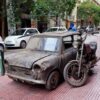 アテネにて「持ち主の死後」30年余もホテル駐車場に放置されていたミニとヤマハのバイクがはじめて路上に。放置されていた理由は未だもって謎のまま