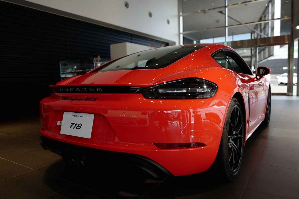 ポルシェ718ケイマン（オレンジ）のリア