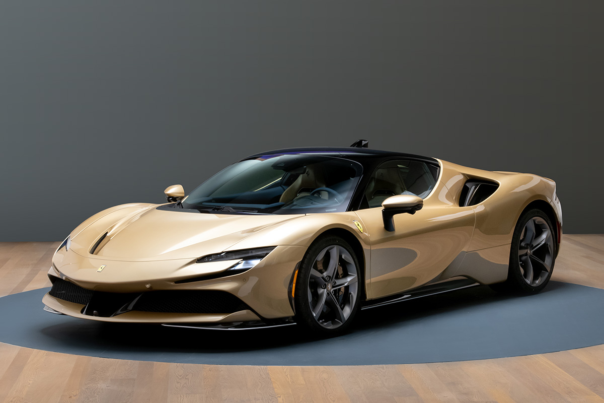 まさにエレガント仕様のフェラーリSF90ストラダーレ！外装ゴールド、内装にはヴィンテージレザー。最新スーパーカーでもこういった仕様が似合うのはさすがフェラーリ