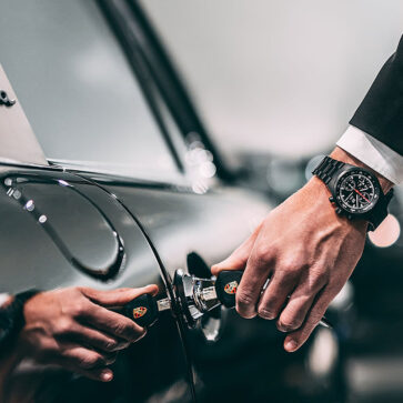 ポルシェが「ポルシェデザイン発足50周年記念」として製作したワンオフの911タルガ、そして当時のデザインを復刻した腕時計「クロノグラフ1」を競売に