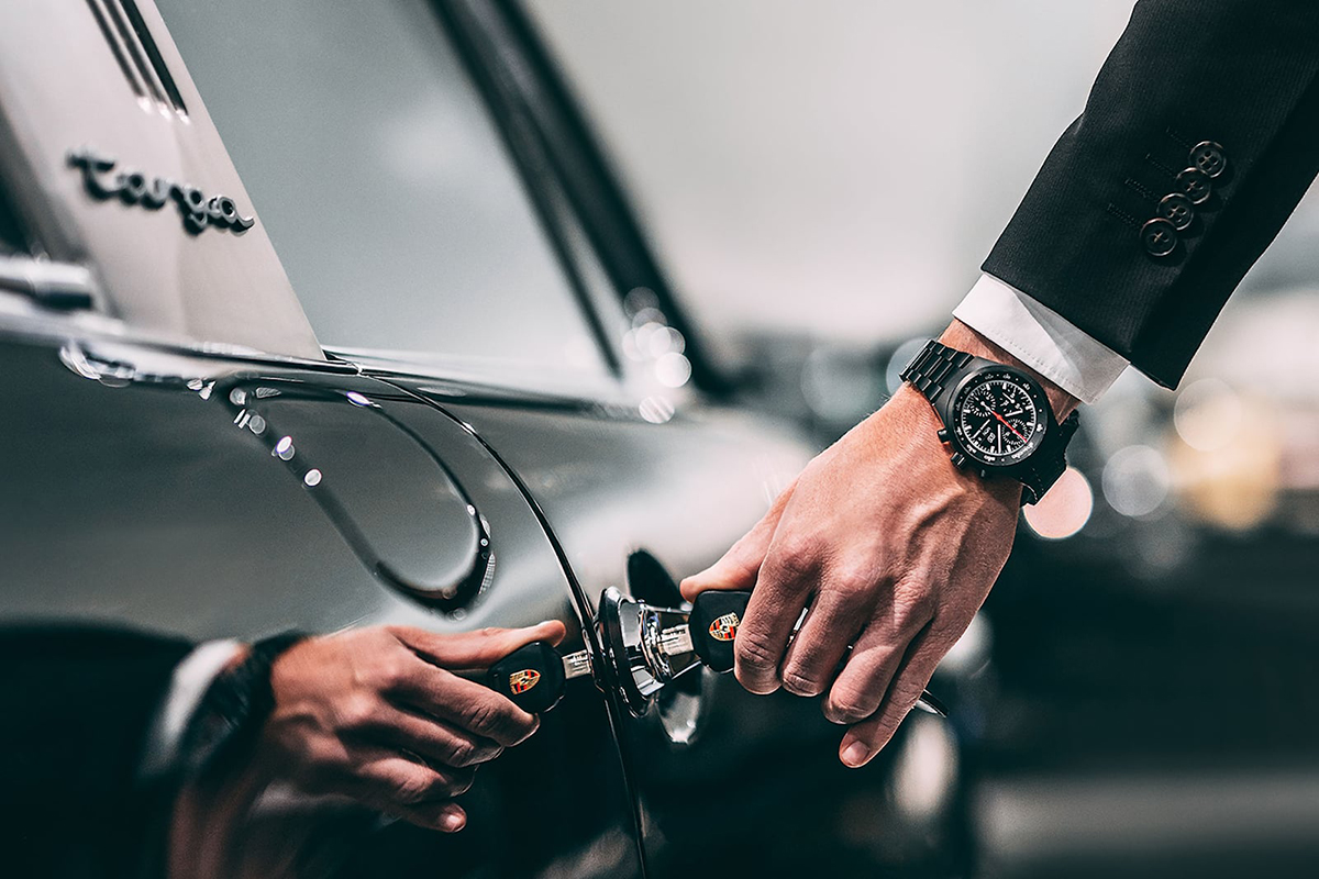 ポルシェが「ポルシェデザイン発足50周年記念」として製作したワンオフの911タルガ、そして当時のデザインを復刻した腕時計「クロノグラフ1」を競売に