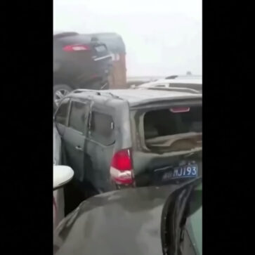 どうしてこうなった・・・。中国にて200台以上が巻き込まれる玉突き事故が発生。どうやら濃霧が原因、残念ながら1名が亡くなる【動画】