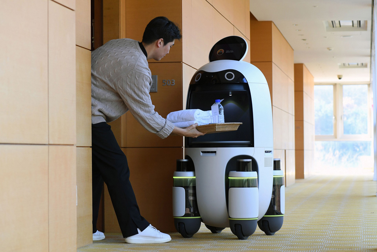 ヒョンデがホテルや商業施設、住宅地に「宅配ロボット」を投入！自律走行型ユニットを採用し今後は自動車の自動運転機能にもその技術を活用予定