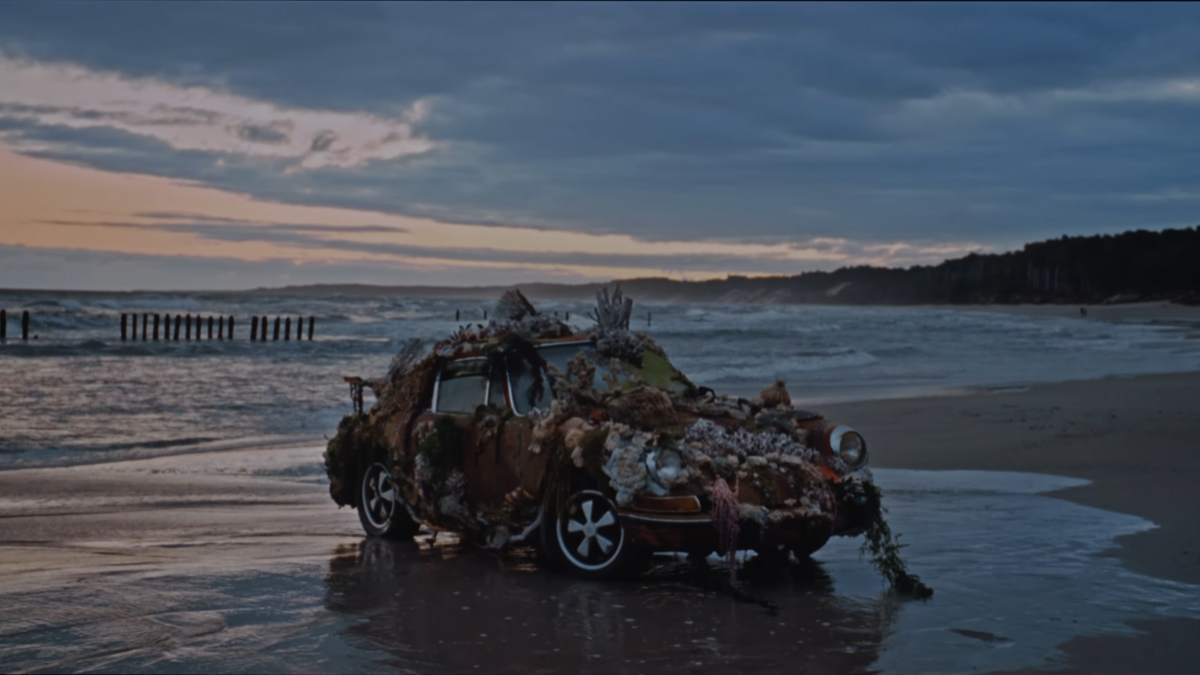ポルシェが「海の底から引き上げた」アートカーを製作して海辺に展示。あまりにリアルすぎて本当に海底から出てきたクルマと勘違いする人多数【動画】