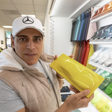 米大富豪、アストンマーティン・ヴァルキリーのボディカラーを決めにディーラーへ。こんなに外装色が用意されているのか・・・【動画】