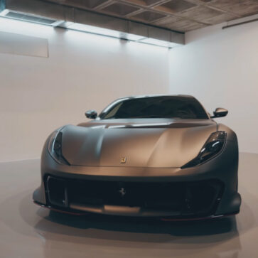 カルロス・サインツがはじめて自分でマイカー「フェラーリ812コンペティツォーネ」を買う！これまで乗っていたのは両親にもらったVWゴルフ【動画】