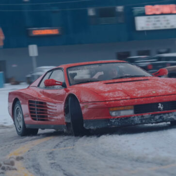 積雪もなんのその！フェラーリ・テスタロッサが雪の上をドリフトで駆け抜ける。華麗なドライビングテクニックを見てみよう【動画】