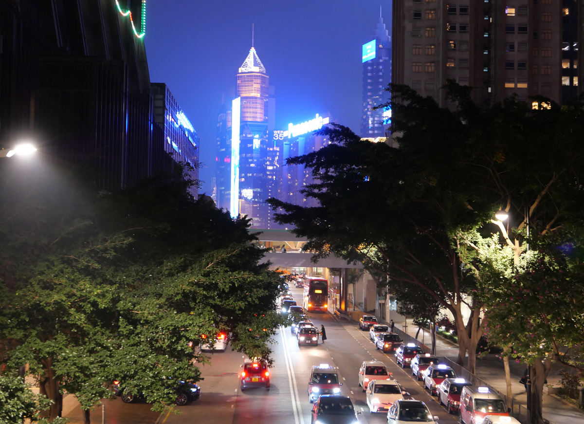 久しぶりに香港へ（2）。 やはり香港の夜は華やかだった。ボクは香港島と九龍島との移動にはいつもフェリーを利用する