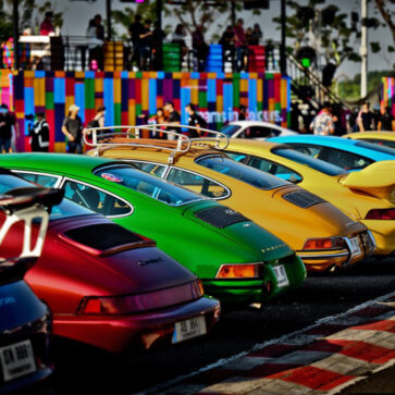 タイにてポルシェの大規模イベント「ポルシェ会議」開催！タイの文化を象徴する「7色」をテーマに色とりどり、各世代のポルシェが勢揃い