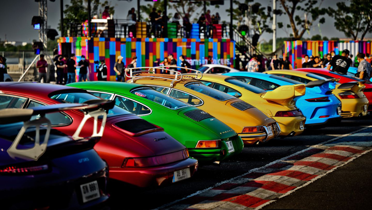 タイにてポルシェの大規模イベント「ポルシェ会議」開催！タイの文化を象徴する「7色」をテーマに色とりどり、各世代のポルシェが勢揃い