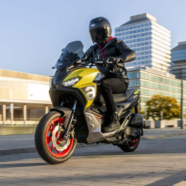 ボクは今日常のアシとしてスクーターを探しているッ！アプリリアSR GT 125とホンダADV 160が最有力候補だが