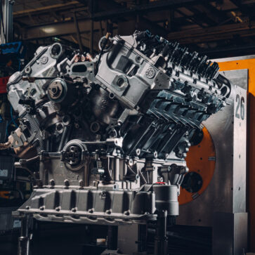 ベントレーが「2024年4月をもってW12エンジンの生産を終了させる」と発表。最終バージョンはバトゥールに搭載される750馬力版、30年の歴史が幕を閉じる