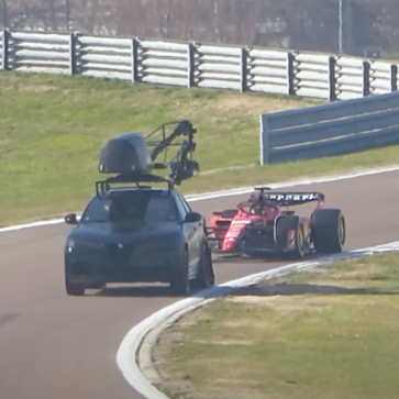フェラーリの新型F1マシン、SF-23のプロモーション動画撮影風景が捉えられる！カメラカーはアルファロメオ・ステルヴィオ【動画】