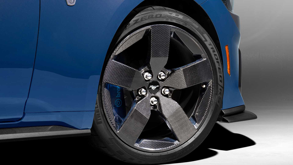 マスタング・ダークホースにオプションで用意されるカーボンホイールの詳細が公開。フォード初のシングルピース、5本スポーク構造を持つことに