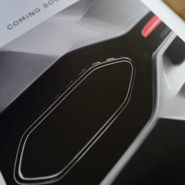 ランボルギーニ・マガジン最新号が届く。例によって巻末にはニューモデルのティーザー画像が掲載され、今回は「新型V12スーパーカーのリヤセクション」