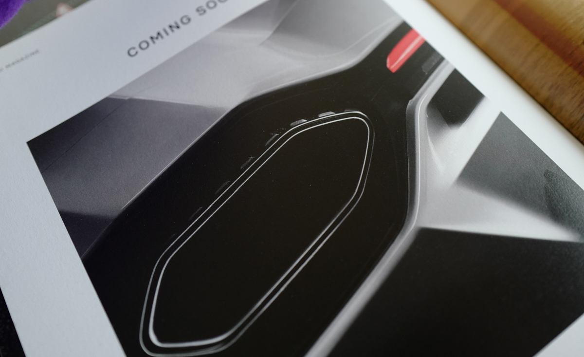 ランボルギーニ・マガジン最新号が届く。例によって巻末にはニューモデルのティーザー画像が掲載され、今回は「新型V12スーパーカーのリヤセクション」