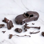 マツダが公式にて「バレンタインデー仕様」、チョコレート製ロードスターRFを公開！タミヤの1/24プラモデルのチョコがけバージョン？