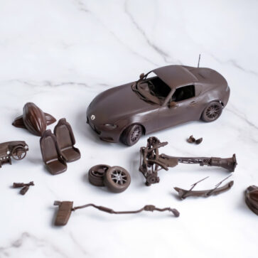 マツダが公式にて「バレンタインデー仕様」、チョコレート製ロードスターRFを公開！タミヤの1/24プラモデルのチョコがけバージョン？