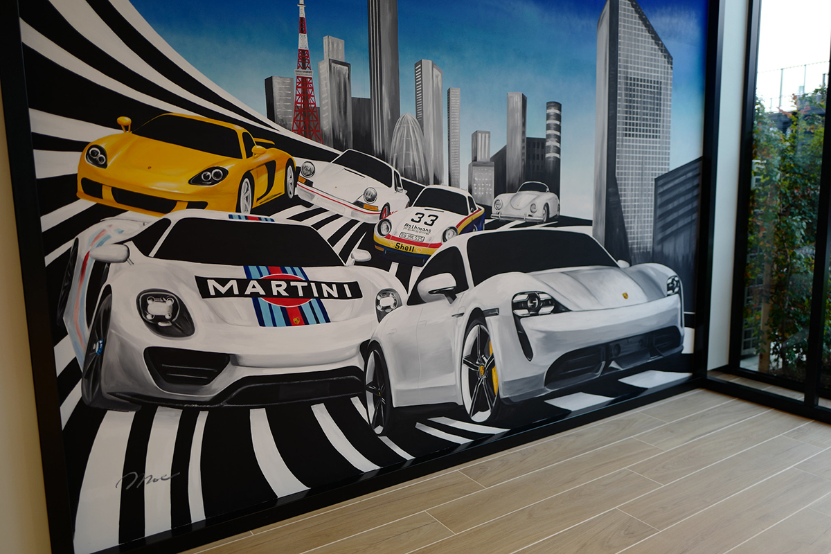 ポルシェ・タイカンと918スパイダーの壁面アート