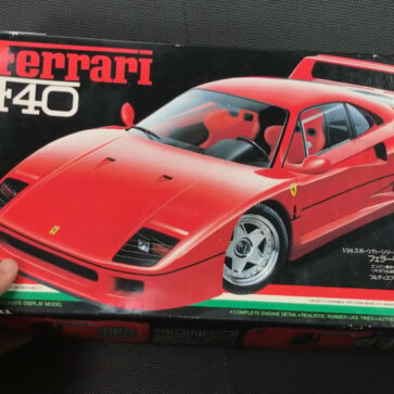 30年前のタミヤ製 1/24フェラーリ F40（プラモデル）を凄腕モデラーが組み立てる！そのワザを見てみよう【動画】