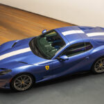 フェラーリが自社カスタムによる812GTSを公開！内外装ブルー仕上げ、シートは珍しいクロス仕様のデイトナスタイル