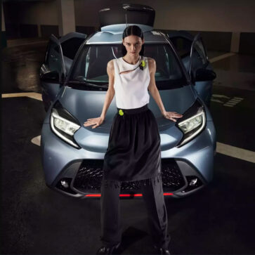 アンダーカバーが初めて自動車業界とのコラボとなる「トヨタ・アイゴX UNDERCOVER」を発表！ブランドのデザイン哲学である「異なる要素」が組み合わされる