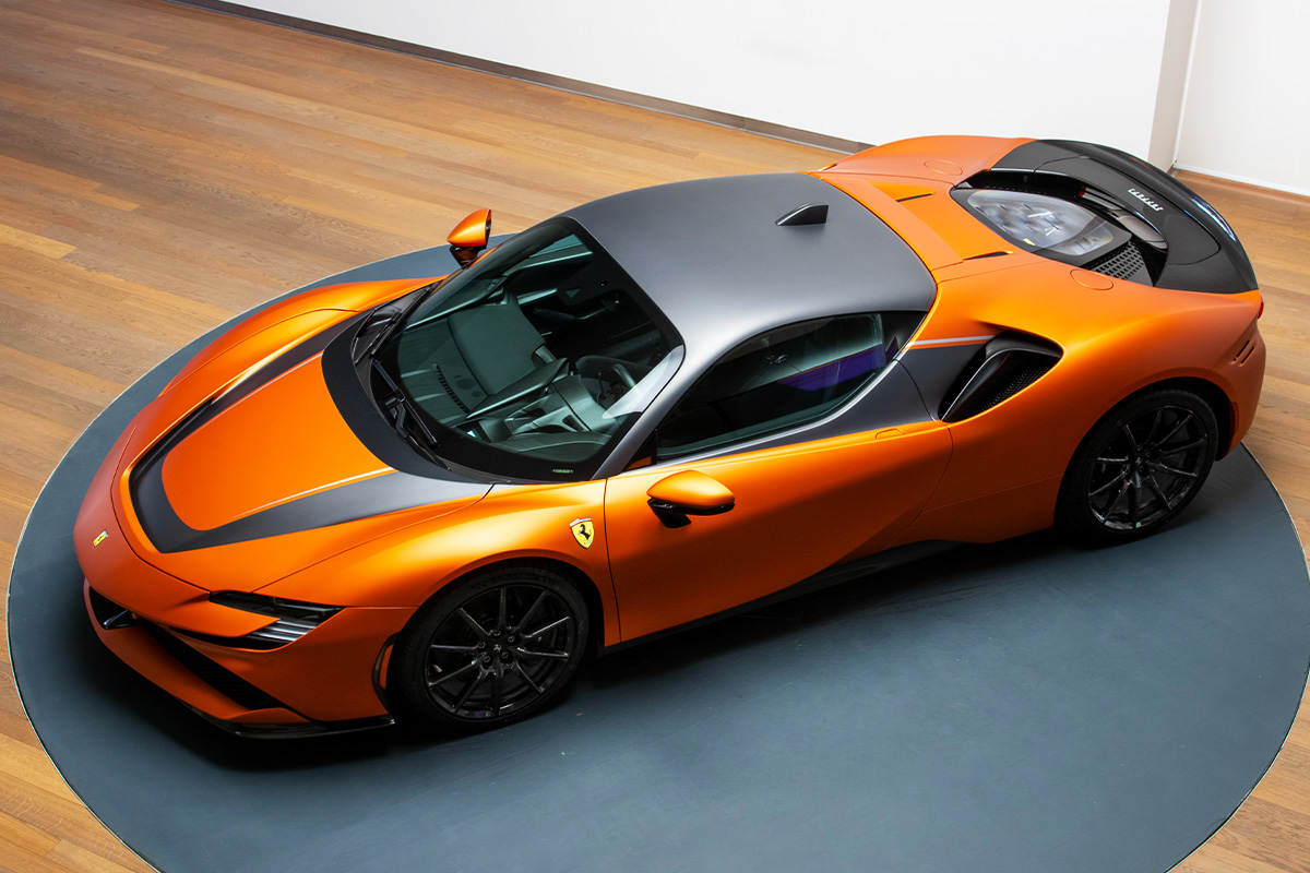 フェラーリには珍しいオレンジ、しかもマット！コントラストカラーは「銃身の色」、こだわり満載のSF90ストラダーレが公開
