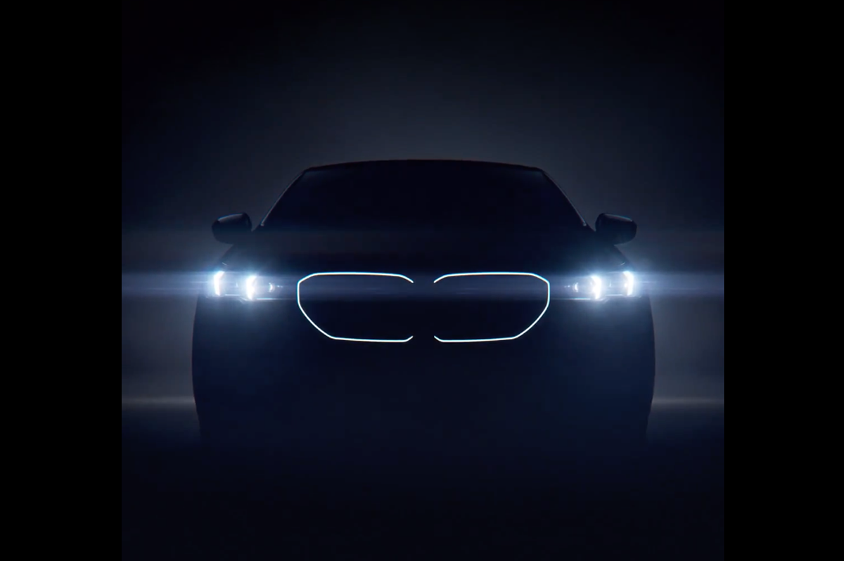 BMWが新型i5のティーザー画像を公開！キドニーグリルには「ライトアップリング」装備、内装は7シリーズに近いデザインへ