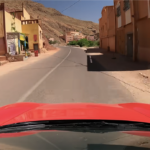 ユーチューバーが自身のフェラーリをモロッコに持ち込み「危険な峠」を攻める！その様子を美しい景色とともに見てみよう【動画】