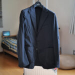 イタリアの新興こだわりブランド、タリアトーレ（TAGLIATORE）のジャケットを買う。おそらくは重量わずか数十グラム、ボクの持つジャケットの中では最軽量