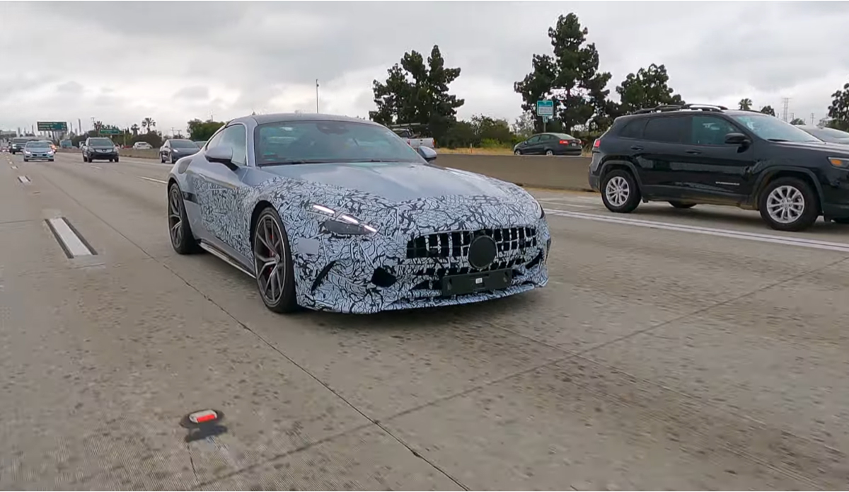 新型メルセデスAMG GTが米国の高速道路にて目撃！おそらくは4気筒エンジン搭載のエントリー/ラグジュアリーモデル？【動画】