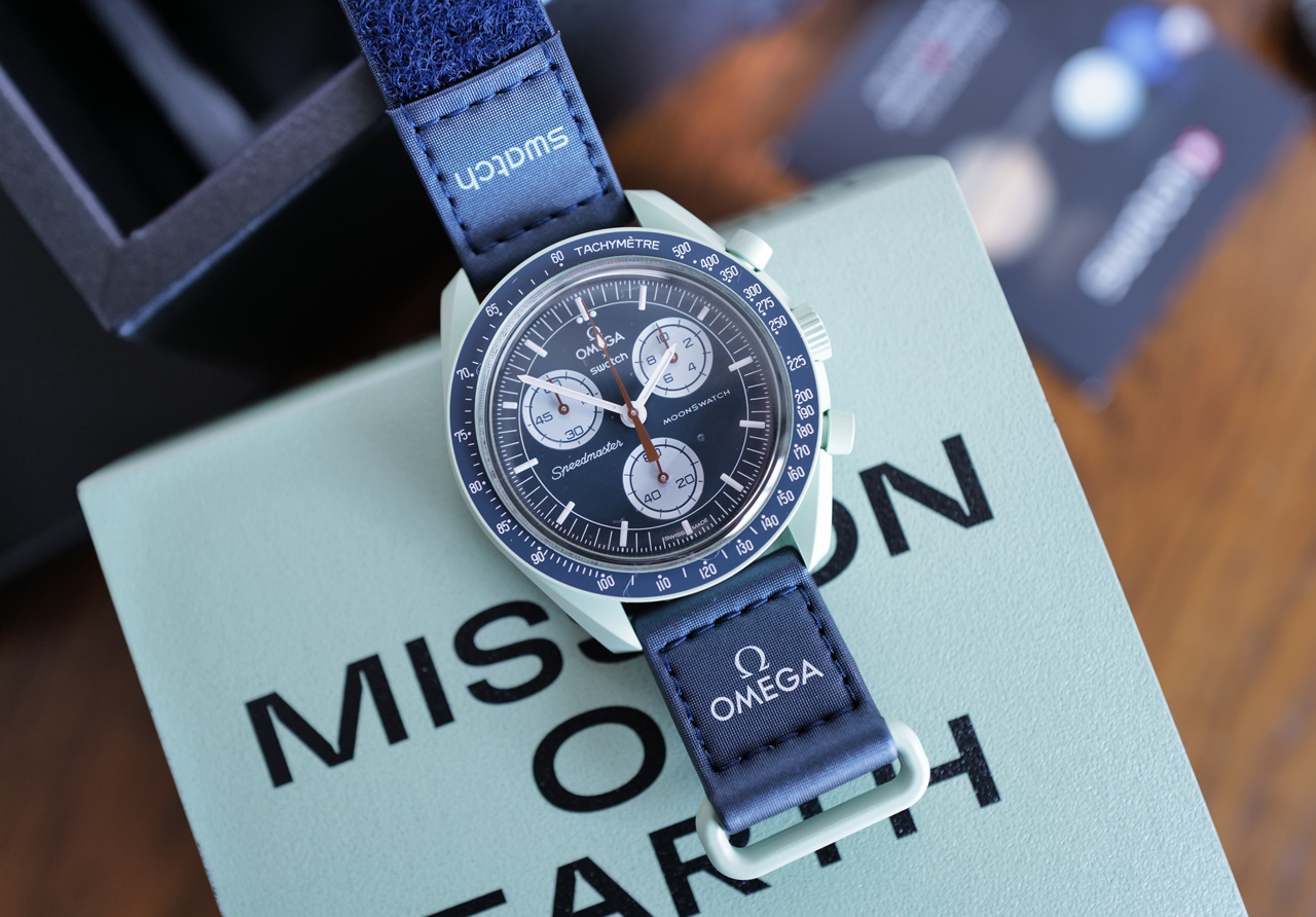 スウォッチとオメガ・スピードマスターとのコラボ腕時計「ムーンスウォッチ」ミッション・オン・アースを購入！地球らしさをイメージしたグリーンとブルー