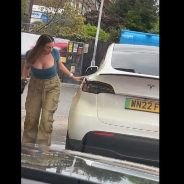 テスラでガソリンスタンドに行き給油できずに困った女性。その様子がツイッターに投稿され、イーロン・マスクCEOも「わかる。ときどきある」とコメント
