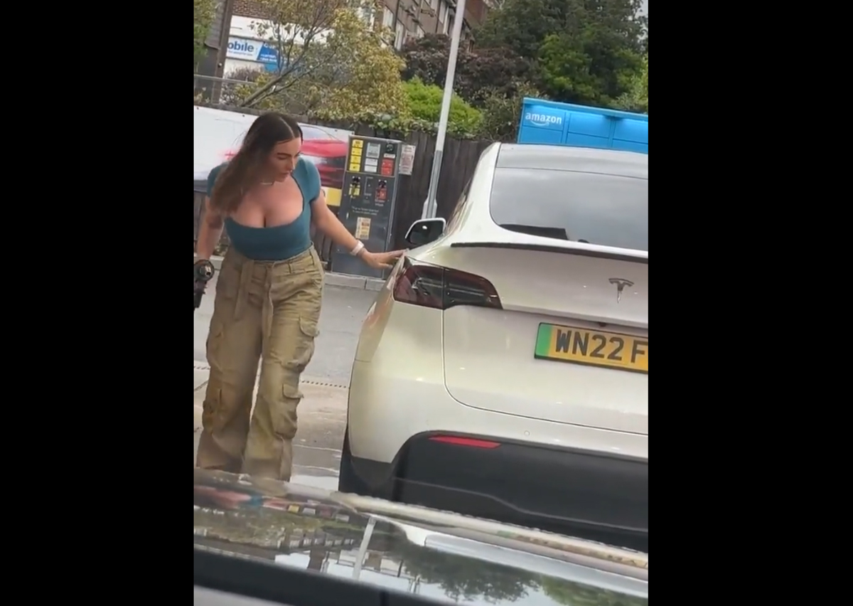テスラでガソリンスタンドに行き給油できずに困った女性。その様子がツイッターに投稿され、イーロン・マスクCEOも「わかる。ときどきある」とコメント