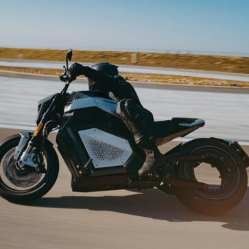 フィンランドからミカ・ハッキネンと組んでチョッ速の電動バイクをリリースする新興メーカー「ヴァージ」登場！初回限定モデルはハッキネンのサイン入り特別仕様