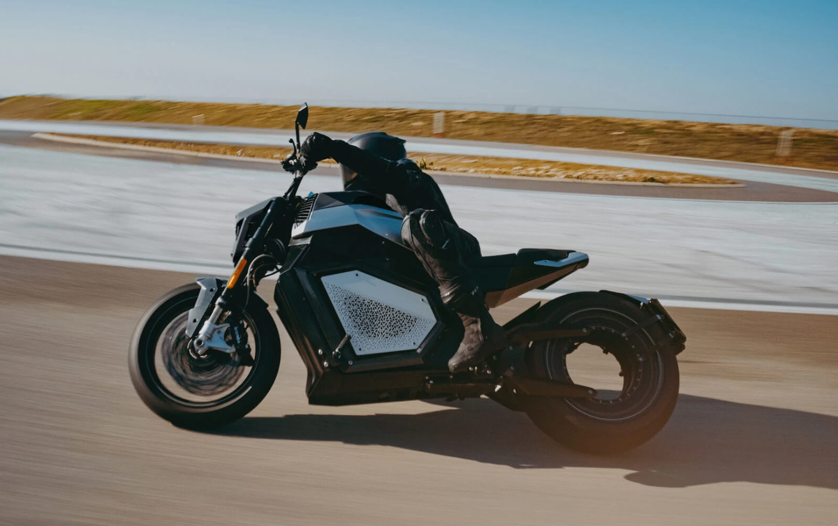 フィンランドからミカ・ハッキネンと組んでチョッ速の電動バイクをリリースする新興メーカー「ヴァージ」登場！初回限定モデルはハッキネンのサイン入り特別仕様