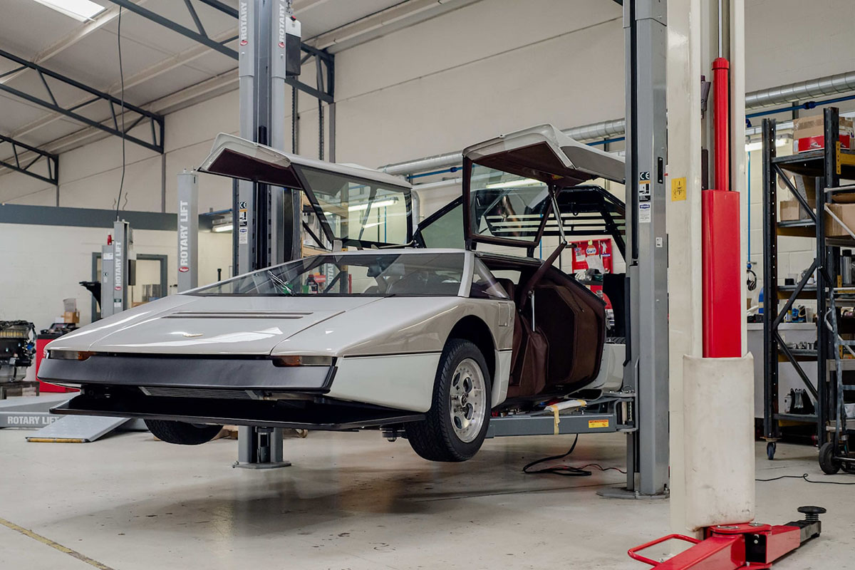 1979年にアストンマーティンが「史上初の200マイル（322km）を達成する市販車」として計画したブルドッグ。レストア会社が復元し当時のエンジニアの夢を果たすために記録へ挑戦