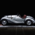 1930年代にレースシーンを圧倒したBMW 328ロードスターが6400万円で落札される！数十年間チェコにて放置、その後発見され8年をかけてレストア