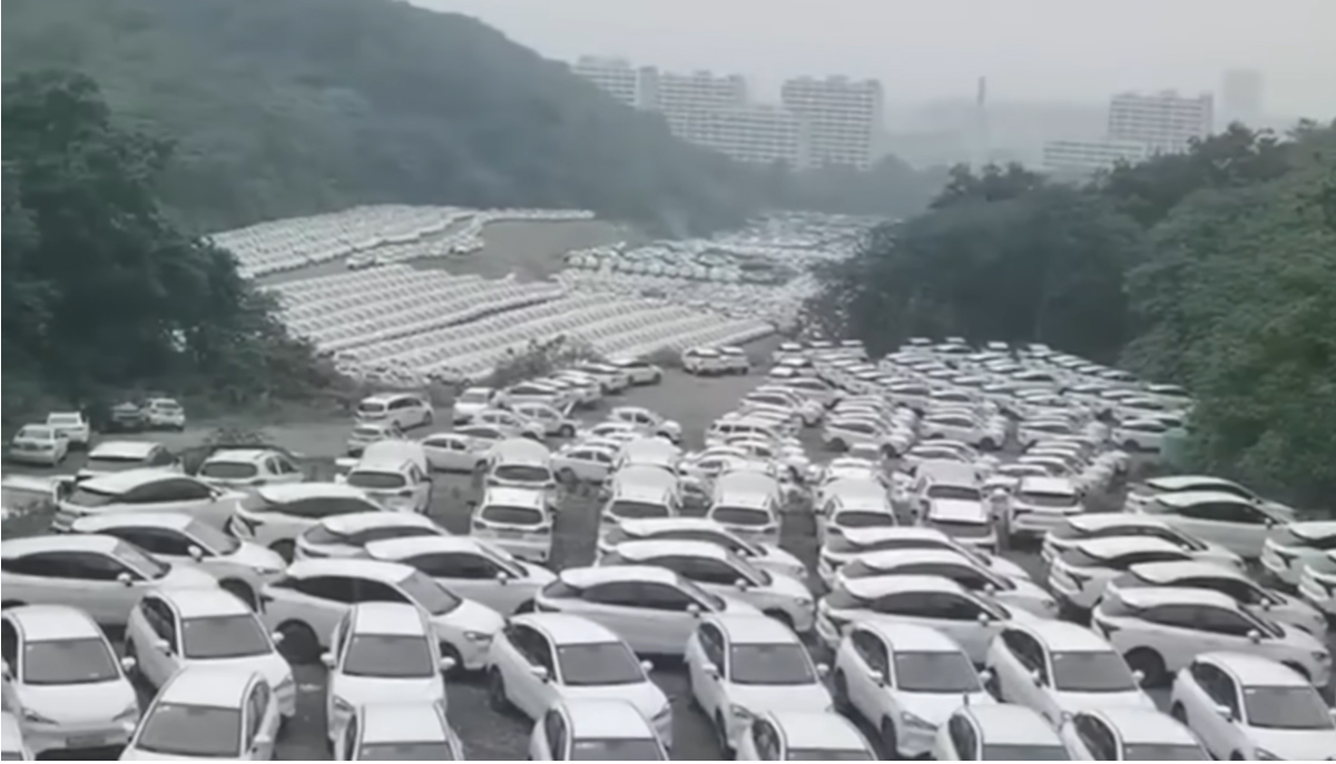 数千台のEVが打ち捨てられた「電気自動車の墓場」が報じられる。その様子はまさに衝撃的、中国のEVメーカーが補助金を受け取るため過剰に生産した成れの果て【動画】