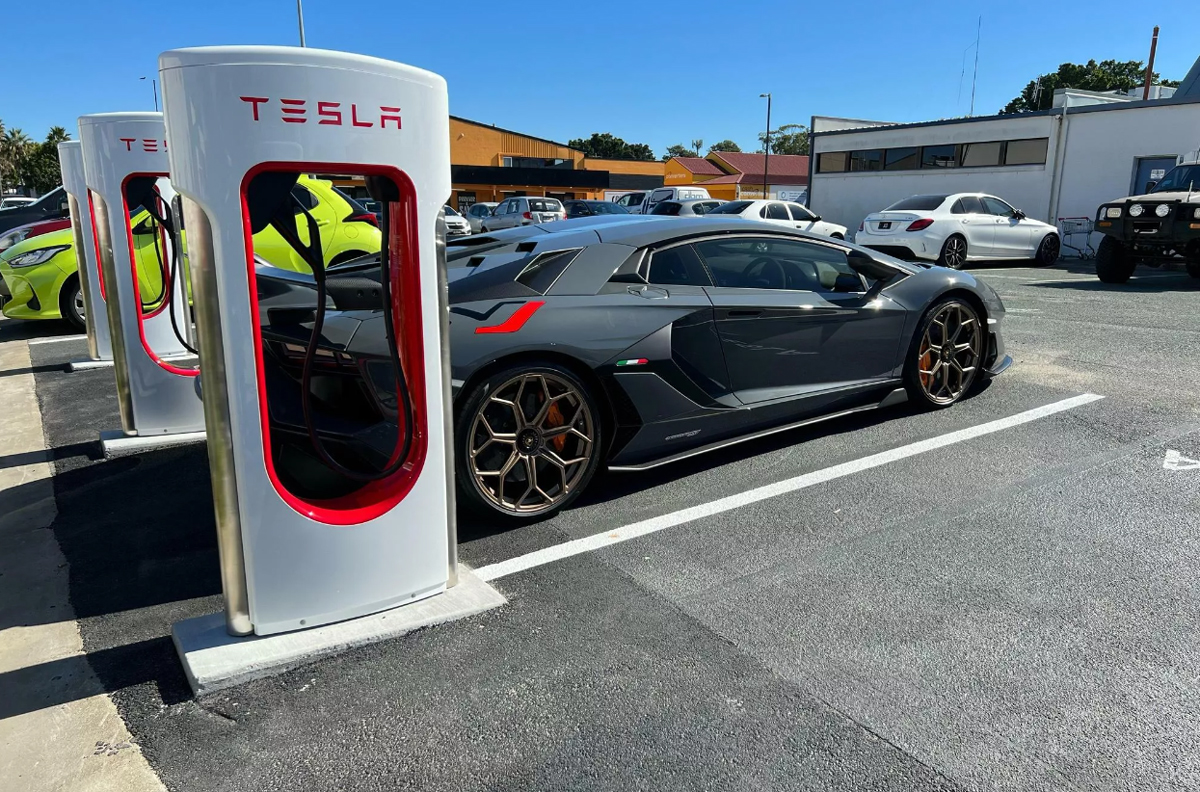 テスラの充電スタンドをランボルギーニとマクラーレンが占拠する事案が発生。「ここはガソリン車も停めていいと思ったから・・・」