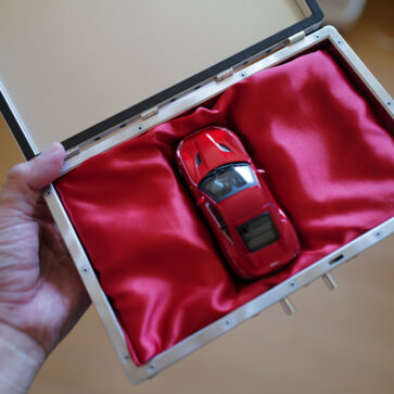 フェラーリ・ポルトフィーノの納車準備が着々と進む。今回はポルトフィーノ仕様のレーダー探知機用オープニング画面を作成してみた