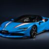 フェラーリによるSF90スパイダー最新カスタム。「テーラーメイド」によるブルー外装、そしてホワイト内装が爽やかな仕上がりに