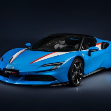 フェラーリによるSF90スパイダー最新カスタム。「テーラーメイド」によるブルー外装、そしてホワイト内装が爽やかな仕上がりに