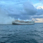今度はメルセデス・ベンツの車両を輸送する船舶が海上にて火災に見舞われる。25台積載されていた「EVの側から」発火するも消火に失敗、1名が死亡するも全員が避難