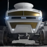 トヨタが月面探査車「ルナクルーザー」に水素燃料電池技術を導入することを検討中。氷を水に、水を水素に分解することで活動範囲を飛躍的に拡張