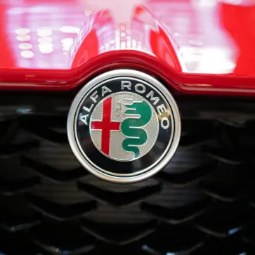 アルファロメオ トナーレのフロントとエンブレム