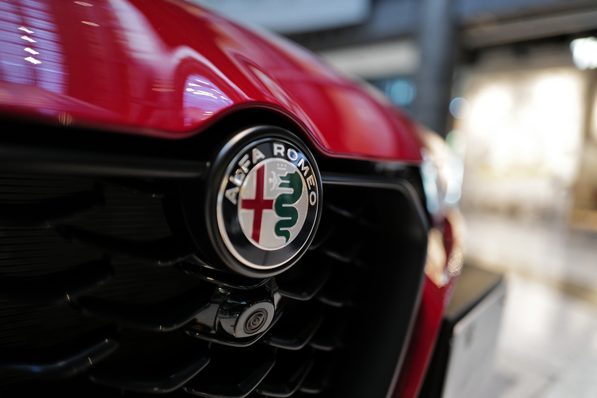 アルファロメオ・トナーレのフロントとエンブレム