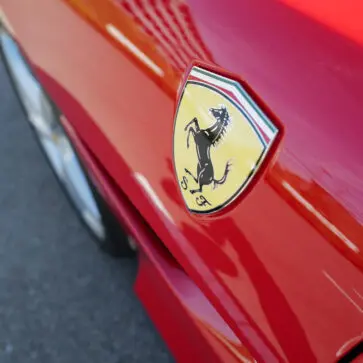 フェラーリ・ポルトフィーノのフロントフェンダーとエンブレム