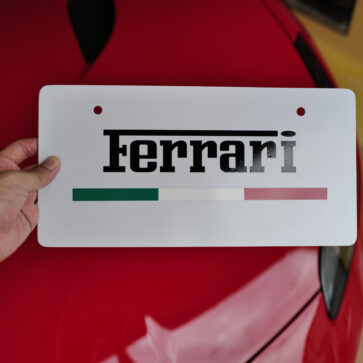 フェラーリ・ポルトフィーノ用の「ナンバープレートカバー」作成。おなじみタミヤのプラバンに「Ferrari」の切文字ステッカー、そしてイタリアンフラッグ仕様